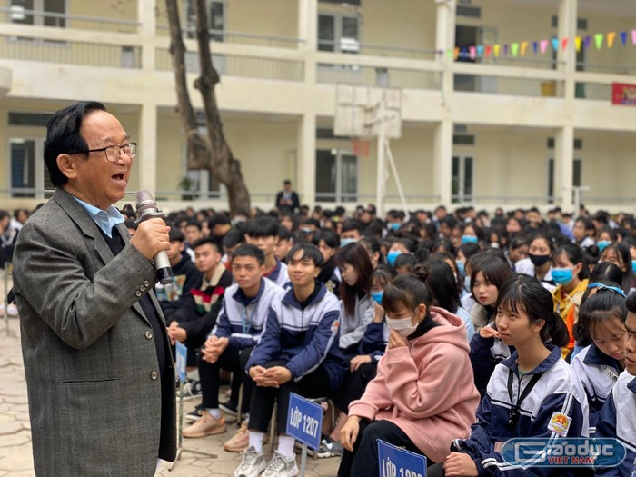 Những chia sẻ của Giáo sư Nguyễn Lân Dũng mang lại nhiều kiến thức bổ ích cũng như sự thích thú cho các em học sinh (Ảnh: Phạm Minh)