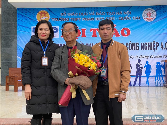 Ban giám hiệu Trường Trung học phổ thông Phan Huy Chú tặng hoa và gửi lời cảm ơn đến Gi áo sư Nguyễn Lân Dũng (Ảnh: Phạm Minh)