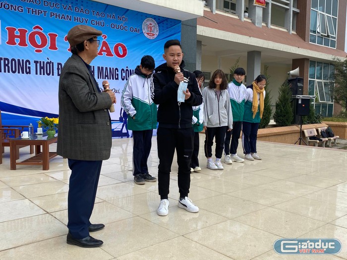 Học sinh Trường Trung học phổ thông Phan Huy Chú vui vẻ giao lưu chia sẻ cùng Giáo sư Nguyễn Lân Dũng (Ảnh: Phạm Minh)