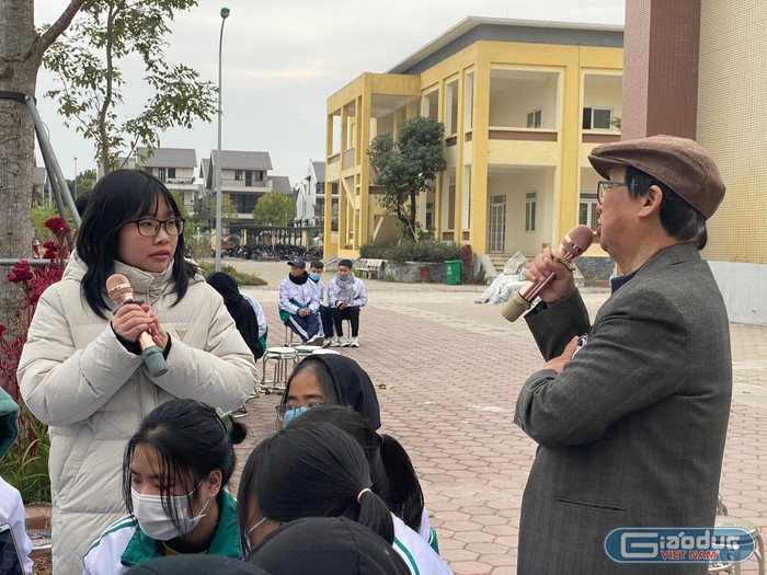 Phần giao lưu chia sẻ giữa Giáo sư Nguyễn Lân Dũng và học sinh diễn ra rất sôi nổi (Ảnh: Phạm Minh)