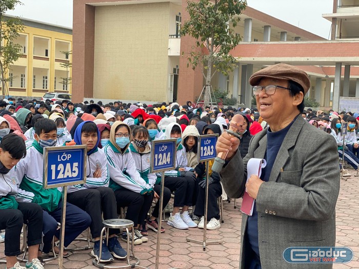 Hơn 1500 học sinh say sưa với những câu chuyện khởi nghiệp thời đại 4.0 của Giáo sư Nguyễn Lân Dũng (Ảnh: Phạm Minh)
