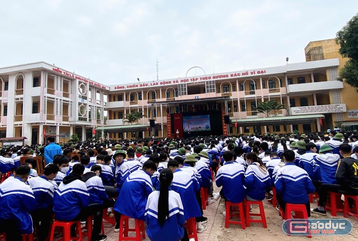 Hơn 1500 học sinh Trường Trung học phổ thông Lục Ngạn số 2 tham dự hội thảo (Ảnh: Phạm Minh)