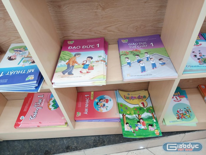 Số lượng sách lớp 1 của các bộ sách thường không đầy đủ tại các cửa hàng sách (Ảnh: Phạm Minh)