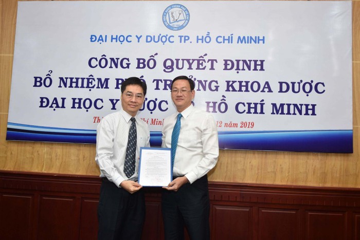 Ông Nguyễn Đức Tuấn (bên phải) là một trong hai ứng viên đạt tiêu chuẩn giáo sư ngành dược năm 2020 (Ảnh: Website Khoa Điều dưỡng Kỹ thuật Y học - Đại học Y dược Thành phố Hồ Chí Minh)