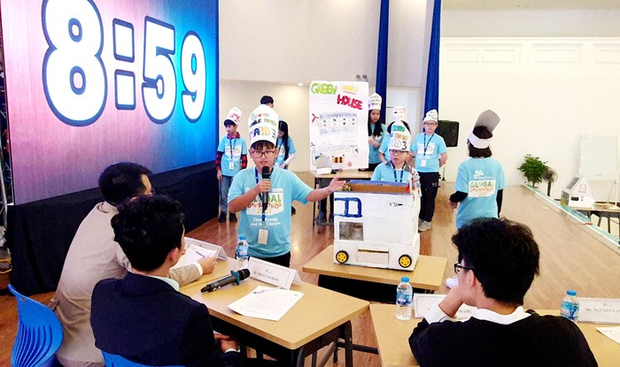 Đội thi 03: Học sinh lớp Vũ Quang Minh – Lớp 6T1 sử dụng thành thạo tiếng Anh, thuyết trình về mô hình sản phẩm