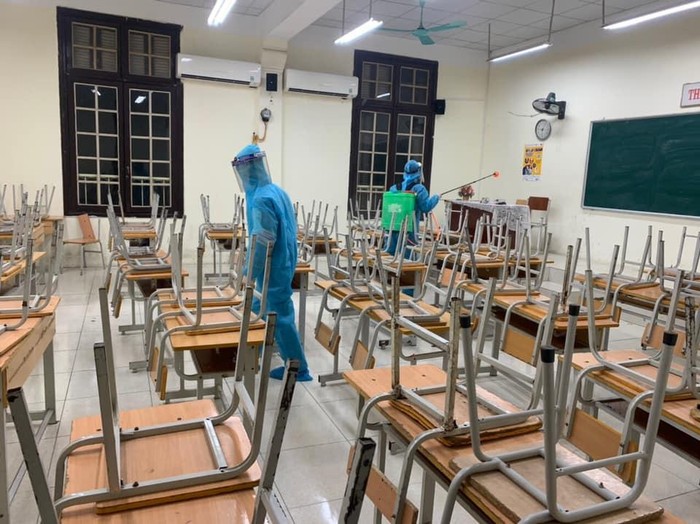 Trường Trung học phổ thông Phan Đình Phùng khử khuẩn ngay trong đêm (Ảnh: Báo Tin tức)