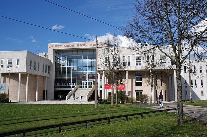Đại học tổng hợp Orléans.