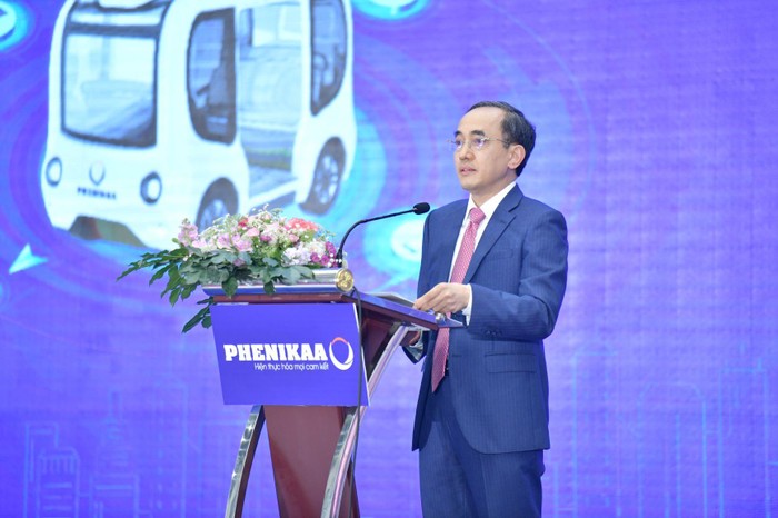 Tiến sĩ Hồ Xuân Năng, Chủ tịch Hội đồng quản trị, Tổng Giám đốc Tập đoàn Phenikaa phát biểu và chia sẻ tại sự kiện giới thiệu xe tự hành Phenikaa