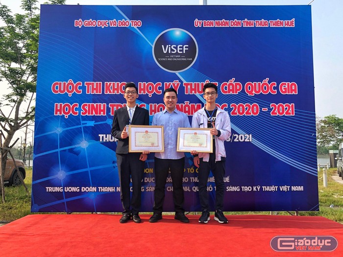Kỹ sư Nguyễn Minh Huy (giữa) khẳng định Cuộc thi Khoa học kỹ thuật giúp học sinh hiểu về khoa học, có nhiều kiến thức mới, vận dụng kiến thức liên môn vào giải quyết vấn đề thực tiễn (Ảnh: NVCC)