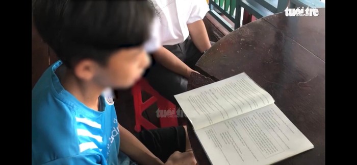 Học sinh lớp 6 trường Trung học Cơ sở - Trung học Phổ thông Tân Mỹ (huyện Thanh Bình, tỉnh Đồng Tháp) không đọc trôi chảy được một đoạn văn. (Ảnh từ clip, Báo Tuổi trẻ)