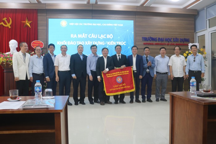 Phó Giáo sư. Tiến sĩ Trần Xuân Nhĩ trao cờ cho Câu lạc bộ Khối đào tạo Xây dựng - Kiến trúc (Ảnh: Nhà xuất bản Xây dựng)