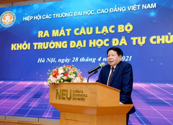 Phó Giáo sư Trần Xuân Nhĩ chia sẻ những tín hiệu tích cực với sự ra đời của Câu lạc bộ Khối trường đại học đã tự chủ. Ảnh: NEU
