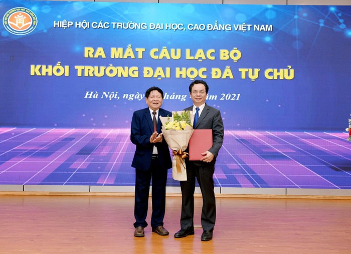 Giáo sư Hoàng Văn Cường được cử làm Chủ nhiệm câu lạc bộ. Ảnh: NEU