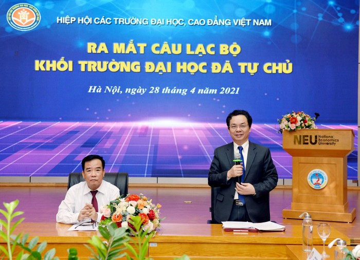 Giáo sư Hoàng Văn Cường chia sẻ kế hoạch hoạt động của câu lạc bộ trong nhiệm kỳ đầu tiên. Ảnh: NEU