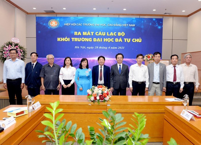 Ban chủ nhiệm Câu lạc bộ và lãnh đạo Hiệp hội Các trường đại học, cao đẳng Việt Nam chụp hình kỷ niệm. Ảnh: NEU