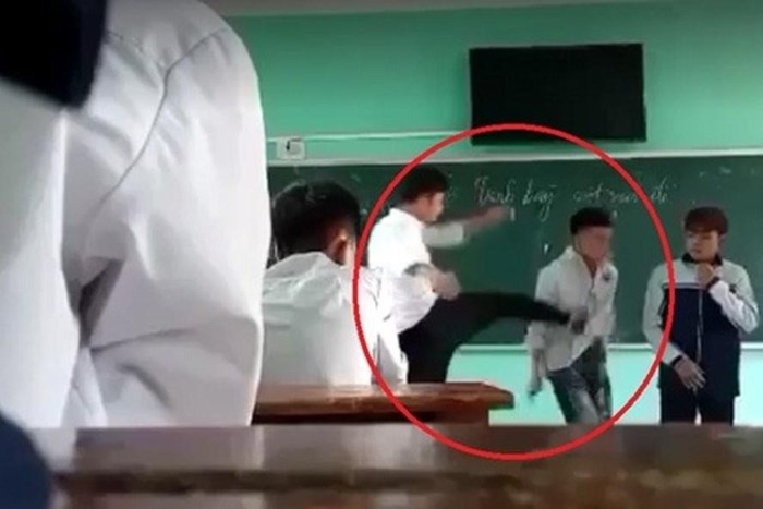 Thầy giáo Khúc Xuân Hòa tát và đá học sinh vi phạm kỷ luật. Hình ảnh từ clip.