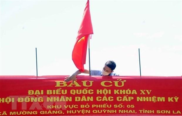 Lắp đặt Panô tuyên truyền tại khu vực bỏ phiếu số 5, xã Mường Giàng, huyện Quỳnh Nhai.