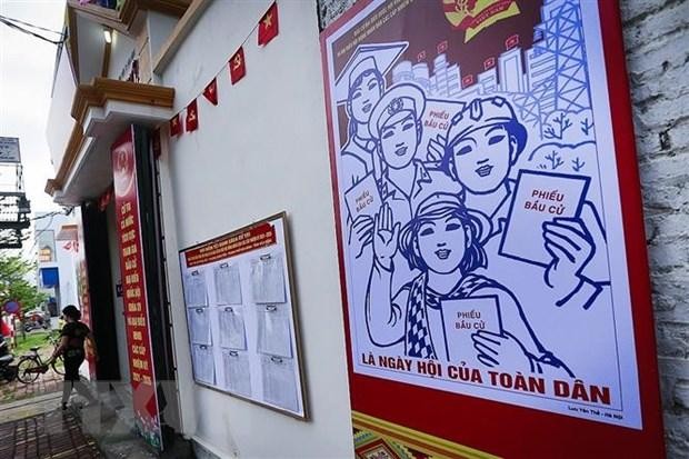 Các bảng tuyên truyền phục vụ công tác bầu cử an toàn trong đại dịch được đặt nhiều nơi tại phường Đồng Tiến