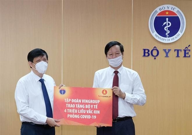 Bộ trưởng Nguyễn Thanh Long thay mặt ngành Y tế nhận 4 triệu liều vắc-xin phòng Covid-19 từ Tập đoàn Vingroup. (Ảnh:VTC)