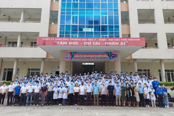 114 giảng viên, học viên, bác sĩ nội trú và sinh viên Trường Đại học Y – Dược (Đại học Thái Nguyên) đã xuất quân đến Bắc Giang trong ngày 27/5. (Ảnh: Nhà trường cung cấp)