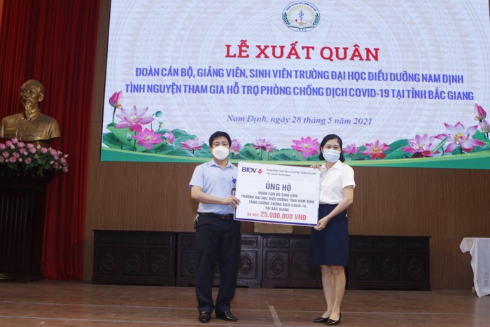 Nhiều tập thể, cá nhân đã trao tặng tiền và trang thiết bị y tế để đoàn tình nguyện đến Bắc Giang chống dịch. (Ảnh: Nhà trường cung cấp)