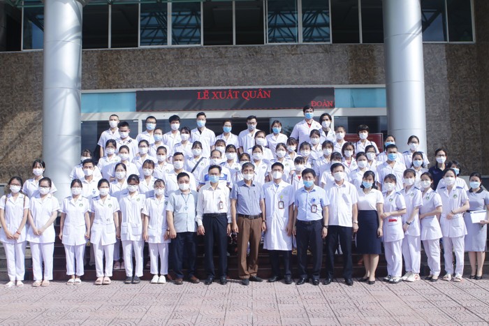 10 cán bộ, giảng viên là các bác sĩ, điều dưỡng và 44 sinh viên năm cuối Trường Đại học Điều dưỡng Nam Định lên đường đến Bắc Giang. (Ảnh: Nhà trường cung cấp)