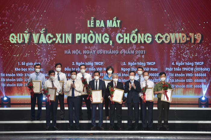 Thường trực Ban Bí thư Võ Văn Thưởng, Bộ trưởng Bộ Y tế Nguyễn Thanh Long và đại diện bộ ngành, DN đóng góp cho Quỹ vaccine phòng chống COVID-19.