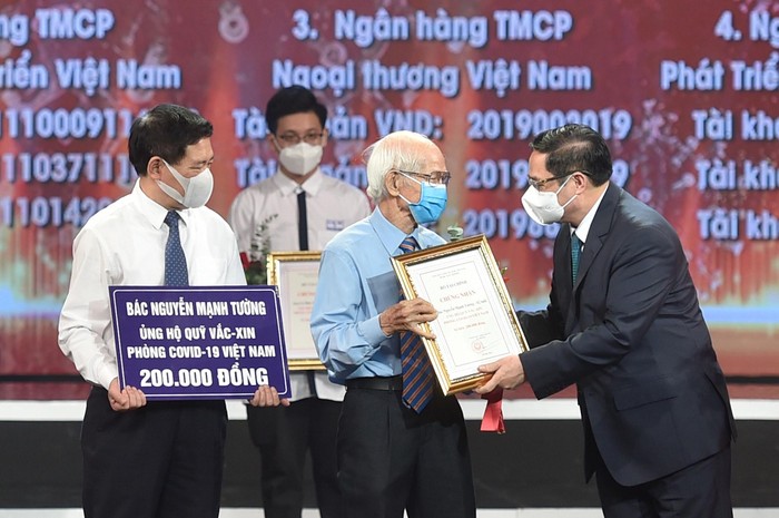 Thủ tướng Chính phủ Phạm Minh Chính trao chứng nhận, hoa, cảm ơn bác Nguyễn Mạnh Tường, 82 tuổi, cán bộ hưu trí ngành đường sắt.
