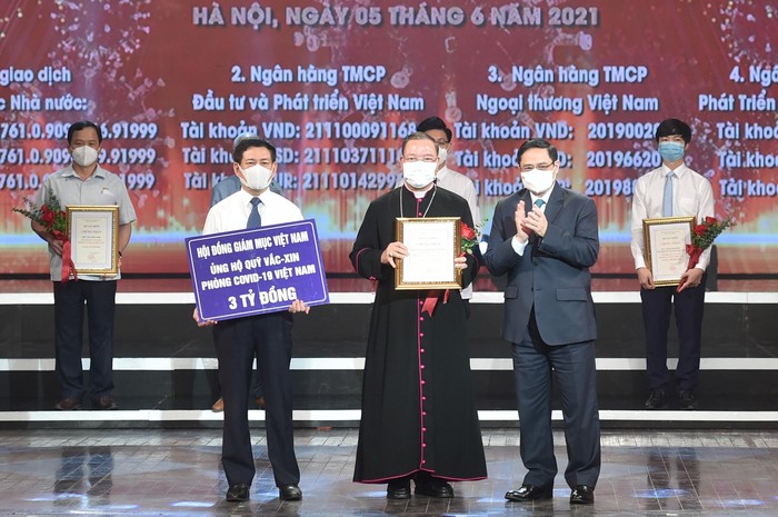 Thủ tướng Chính phủ Phạm Minh Chính trao chứng nhận, hoa cảm ơn Tổng Giám mục Vũ Văn Thiên, Phó Tổng Thư ký Hội đồng Giám mục Việt Nam.