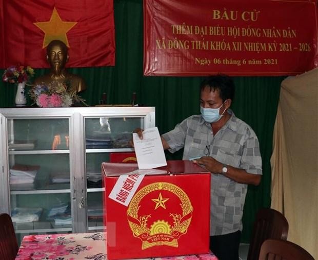 Cử tri xã Đông Thái, huyện An Biên, tỉnh Kiên Giang bầu cử thêm đại biểu Hội đồng Nhân dân cấp xã.