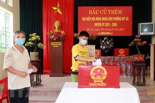 Cử tri ở Tổ bầu cử số 5, tổ dân phố Vị Dương, phường Mỹ Xá, thành phố Nam Định bỏ phiếu bầu cử thêm đại biểu Hội đồng Nhân dân phường Mỹ Xá, khóa XVII nhiệm kỳ 2021-2026.
