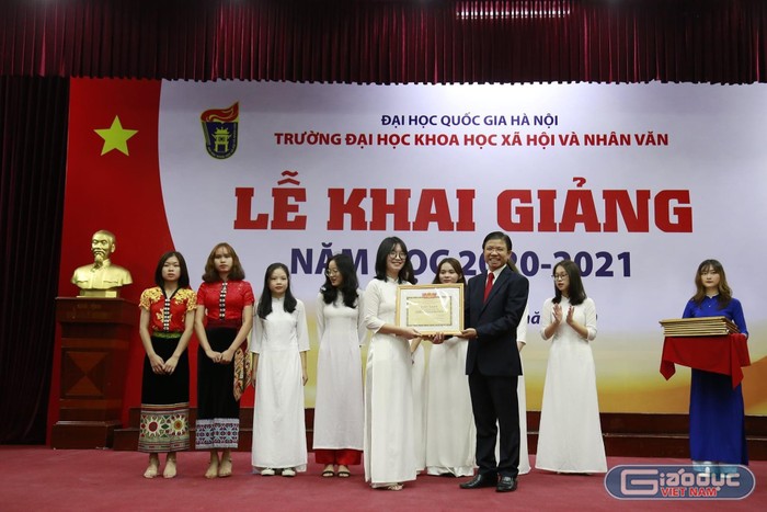 Nguyễn Kiều Anh được trao bằng khen thủ khoa đầu vào ngành Hàn Quốc học. Ảnh: NVCC.