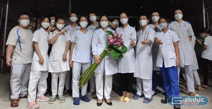Người dân Bắc Giang đã hái hoa sen gửi tặng các bác sĩ thay cho lời cảm ơn. (Ảnh: NVCC)