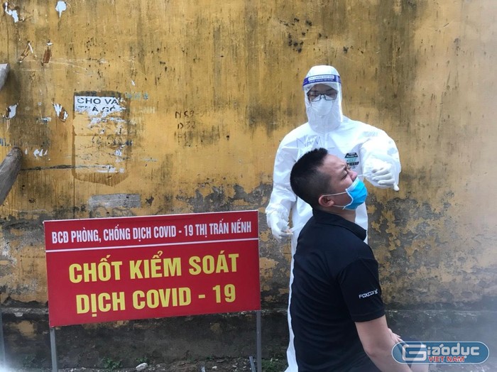 Các chiến sĩ áo trắng thực hiện lấy mẫu xét nghiệm tại 4 xã của huyện Việt Yên. (Ảnh: NVCC)