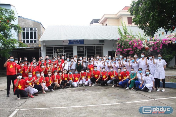 Thứ trưởng Bộ Y tế Nguyễn Trường Sơn và các thành viên trong đoàn công tác của Bộ Y tế đến động viên đoàn tình nguyện Đại học Y Dược Thái Bình tại tâm dịch Bắc Giang. (Ảnh: NVCC)