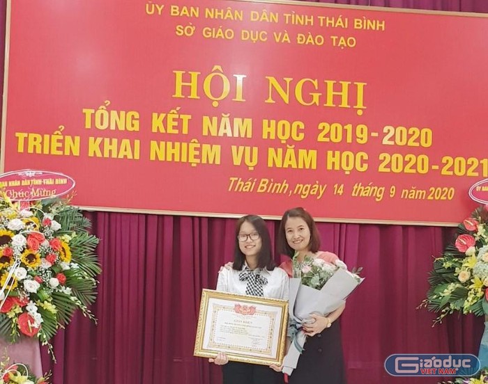 Phạm Vũ Mai Linh và người thân trong dịp khen thưởng thành tích học tập tại tỉnh Thái Bình. (Ảnh NVCC)