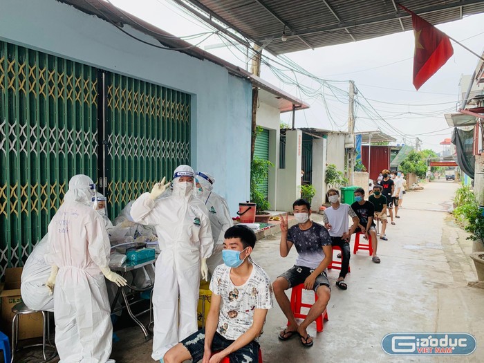 Sau khi hoàn thành tiêm vaccine giai đoạn 1, đoàn của Trường Cao đẳng Y tế Bạch Mai làm nhiệm vụ lấy mẫu xét nghiệm tại huyện Việt Yên. (Ảnh: NVCC)
