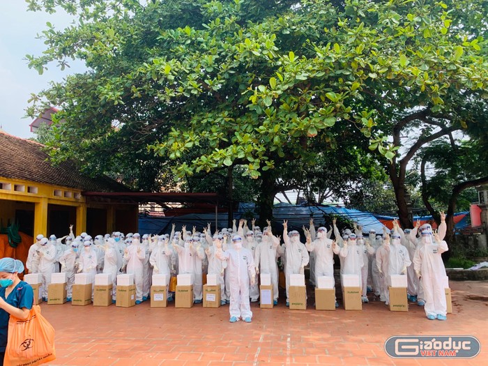 Nhiều sinh viên xin được ở lại Bắc Giang tiếp tục nhiệm vụ sau khi có lệnh rút bớt nhân lực y tế. (Ảnh: NVCC)
