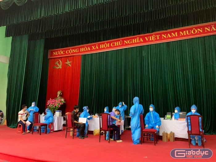 Đoàn tình nguyện của Trường Cao đẳng Y tế Bạch Mai tiêm vaccine phòng Covid-19 cho người dân Bắc Giang. (Ảnh: NVCC)
