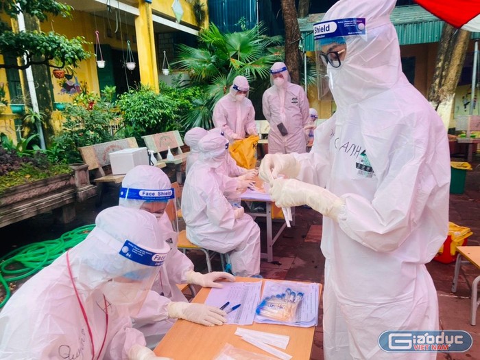 Đoàn làm nhiệm vụ lấy mẫu xét nghiệm tại địa bàn huyện Việt Yên, tỉnh Bắc Giang. (Ảnh: NVCC)