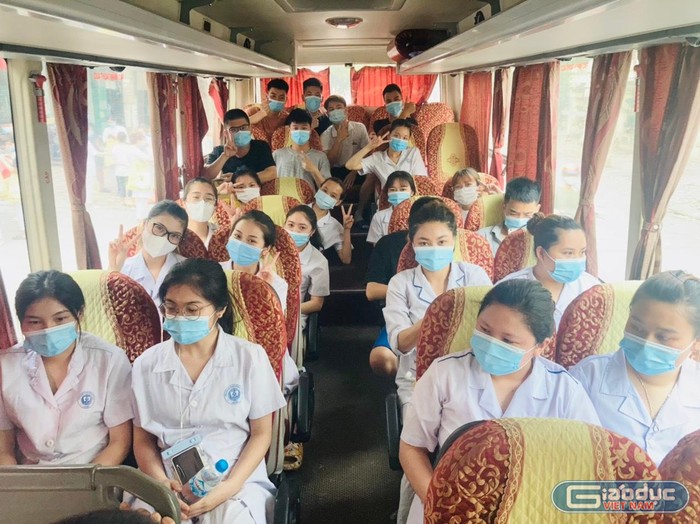 Sinh viên, giảng viên Trường Cao đẳng Y tế Hà Nội lên đường chi viện cho Bắc Giang. (Ảnh: NVCC)