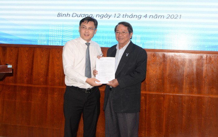 Phó Giáo sư-Tiến sĩ Nguyễn Văn Hiệp (bên phải) trong lễ ra mắt Câu lạc bộ Khối trường đại học, cao đẳng miền Đông Nam Bộ. (Ảnh: NVCC)