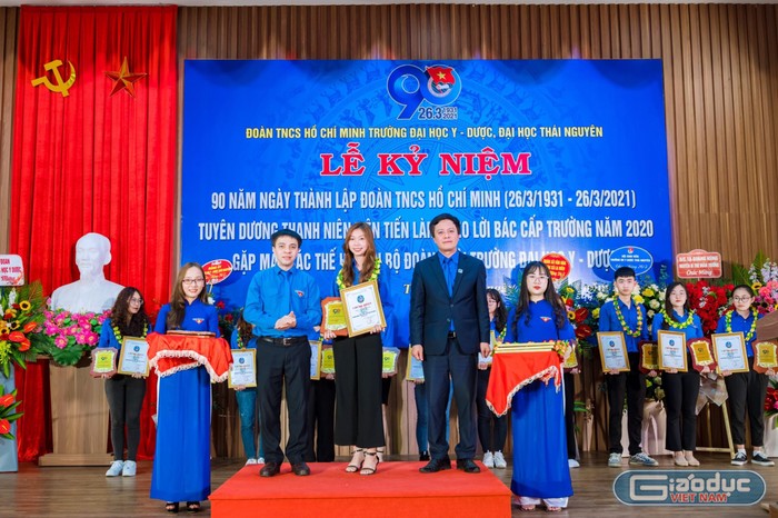 Luôn xung phong, nhiệt tình với hoạt động tình nguyện, Dương Thị Linh được Trường Đại học Y dược Thái Nguyên tặng danh hiệu &quot;Thanh niên tiên tiến làm theo lời Bác&quot; năm 2020. (Ảnh: NVCC)