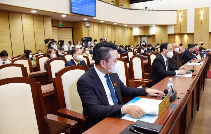 Các đại biểu biểu quyết thông qua Nghị quyết xác nhận bầu chức danh Chủ tịch Ủy ban Nhân dân thành phố Hà Nội.