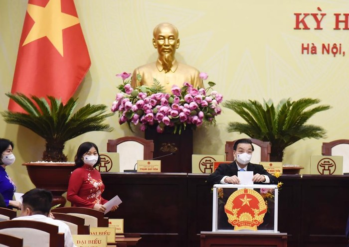 Các đại biểu Hội đồng Nhân dân thành phố Hà Nội bỏ phiếu bầu chức danh Chủ tịch Ủy ban Nhân dân thành phố Hà Nội.