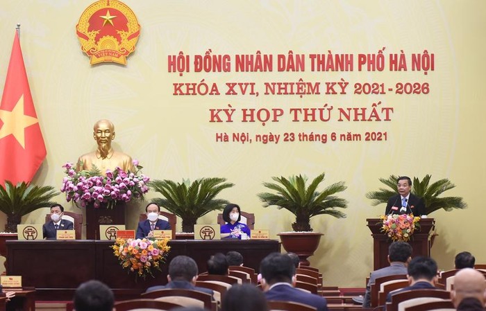 Chủ tịch Ủy ban Nhân dân thành phố Hà Nội Chu Ngọc Anh phát biểu tại kỳ họp.