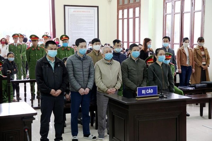 Các bị cáo trong vụ án “Tham ô tài sản và thiếu trách nhiệm gây hậu quả nghiêm trọng” xảy ra tại Phòng Giáo dục và Đào tạo huyện Sìn Hồ, tỉnh Lai Châu. (Ảnh: Báo Nhân dân)