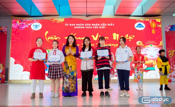 Cô giáo Lê Kim Anh - Hiệu trưởng nhà trường cùng các em học sinh tại một hoạt động văn nghệ trong năm học. (Ảnh: NVCC)
