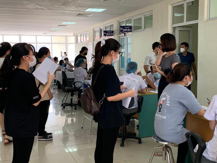 Nhà trường tổ chức tiêm vắc xin phòng Covid-19 cho sinh viên tình nguyện để chuẩn bị lực lượng sẵn sàng hỗ trợ Thành phố Hồ Chí Minh. (Ảnh: Trường Đại học Kỹ thuật Y tế Hải Dương)