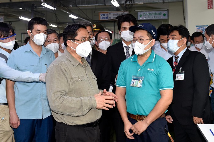 Thủ tướng thăm khu vực sản xuất, thăm hỏi, động viên cán bộ nhân viên Công ty Nissei Electric Việt Nam - một doanh nghiệp Nhật Bản tại khu chế xuất Linh Trung 1, Thành phố Thủ Đức, Thành phố Hồ Chí Minh, ngày 26/6.